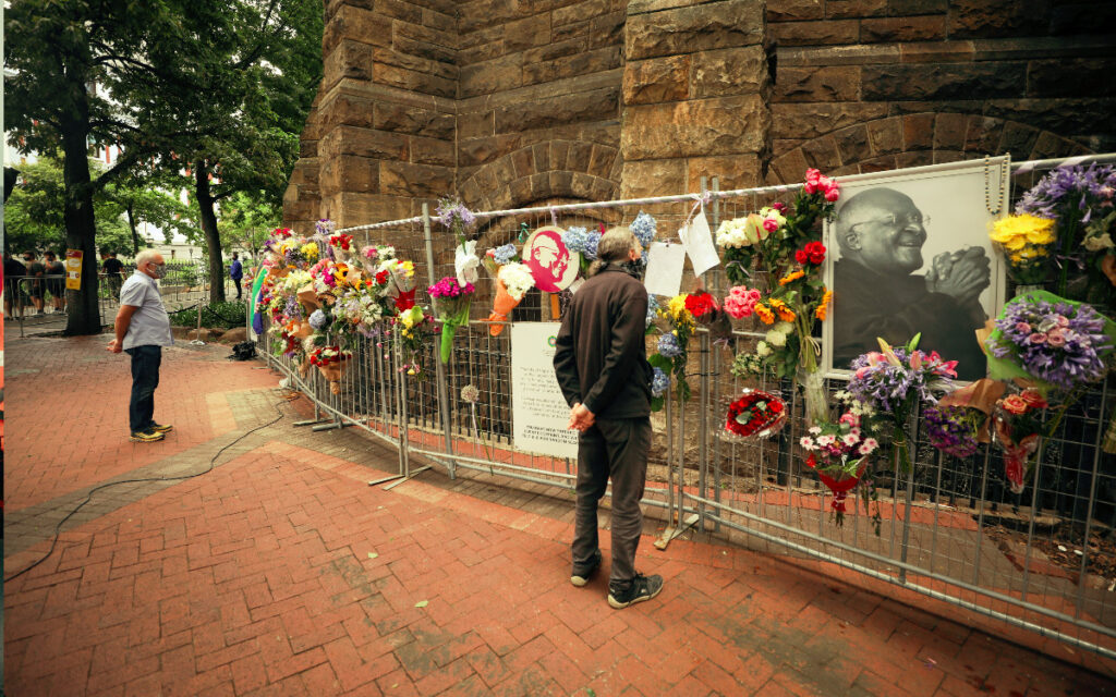 El día en que Desmond Tutu salvó a un hombre de ser quemado vivo