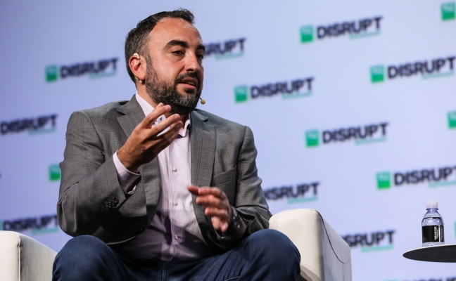 El ex CSO de Facebook, Alex Stamos, defiende su decisión de inyectar anuncios en WhatsApp