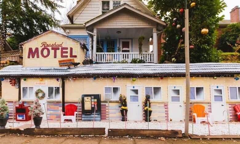 El fan de Schitt's Creek crea una miniatura de motel Rosebud de gran precisión