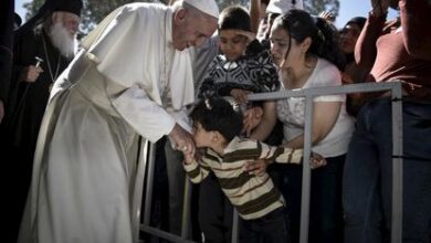 Francisco durante su viaje a Lesbos en 2016