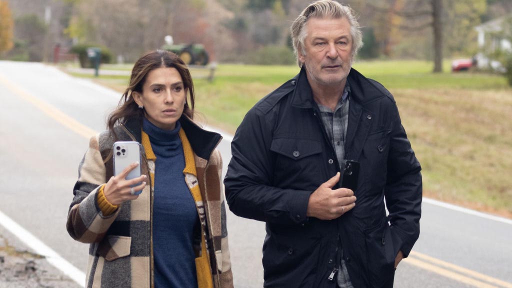Emiten orden de registro para incautar el teléfono celular de Alec Baldwin