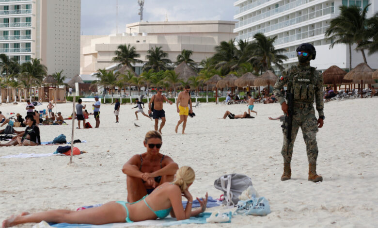 En Cancún: playa, sol, bikinis... y fuerzas federales con armas largas