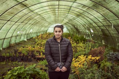 Janet Motos llegó a una de las casas de acogida de Mil Caminos con 12 años. No tenía apoyo familiar. “Al ser de etnia gitana querían que me casase muy pronto. Pero yo quería estudiar, trabajar, ser alguien”, narra. Entró sin saber qué era una multiplicación. Aquí aprendió, aparte de las materias básicas, cómo viven las abejas, qué importancia tienen los árboles o cómo alimentar a un ave rapaz. “Mi vida aquí ha girado 180 grados. He tenido momentos malos, pero he cambiado mi historia”, afirma.