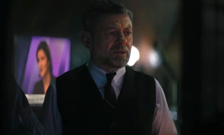 En qué se diferencia la relación entre Batman y Bruce Wayne y Alfred