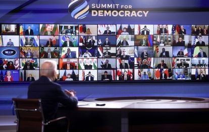 Biden asiste a la Cumbre de la Democracia, celebrada el nueve de diciembre.