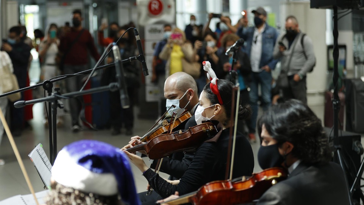 “Esto relaja el espíritu”: Colombia recibe a viajeros con concierto