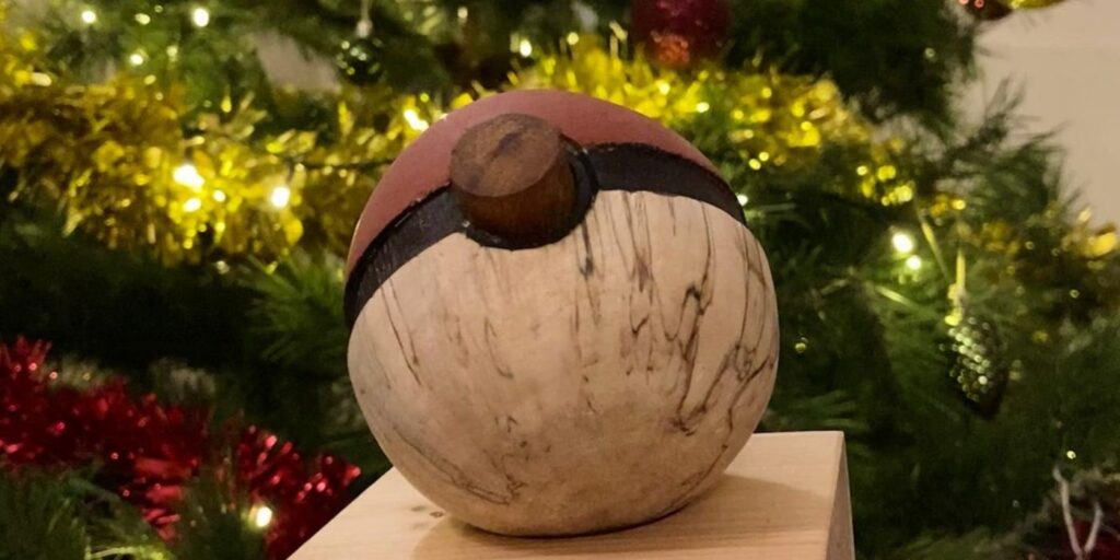 Fan de Pokémon obsequió una Poké Ball de madera dura hecha por un abuelo de 82 años