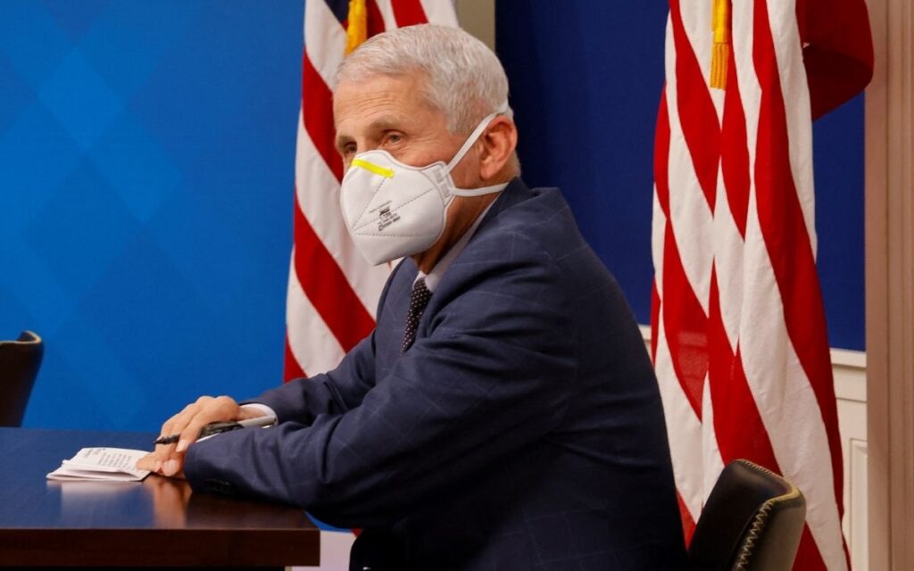 Fauci recomienda vacuna obligatoria para viajes nacionales en EU