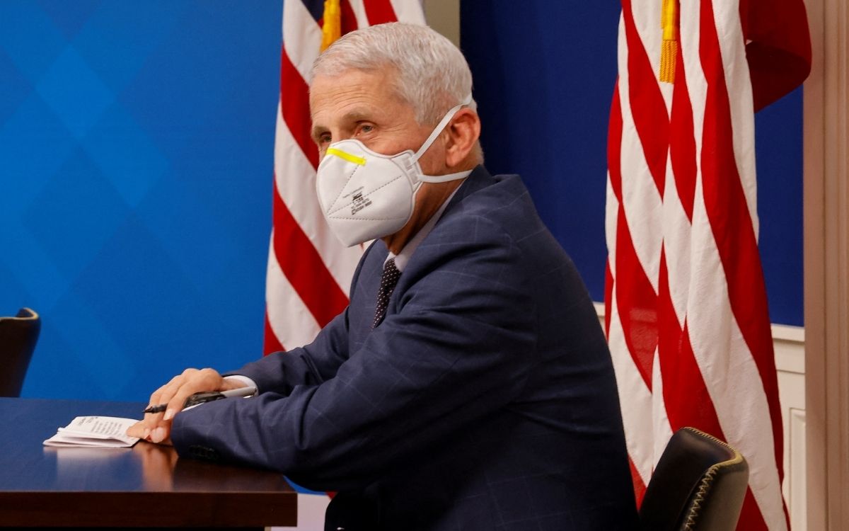 Fauci recomienda vacuna obligatoria para viajes nacionales en EU