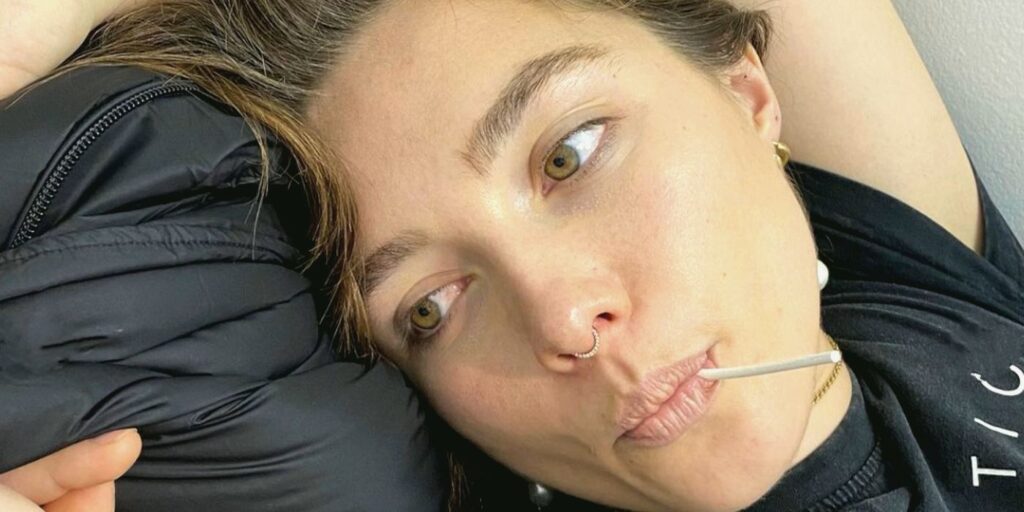 Florence Pugh de Black Widow se desmayó después de un piercing más reciente