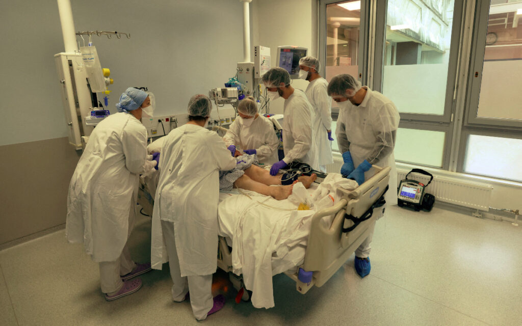 Francia anuncia prima mensual de 100 euros para enfermeras de cuidados intensivos