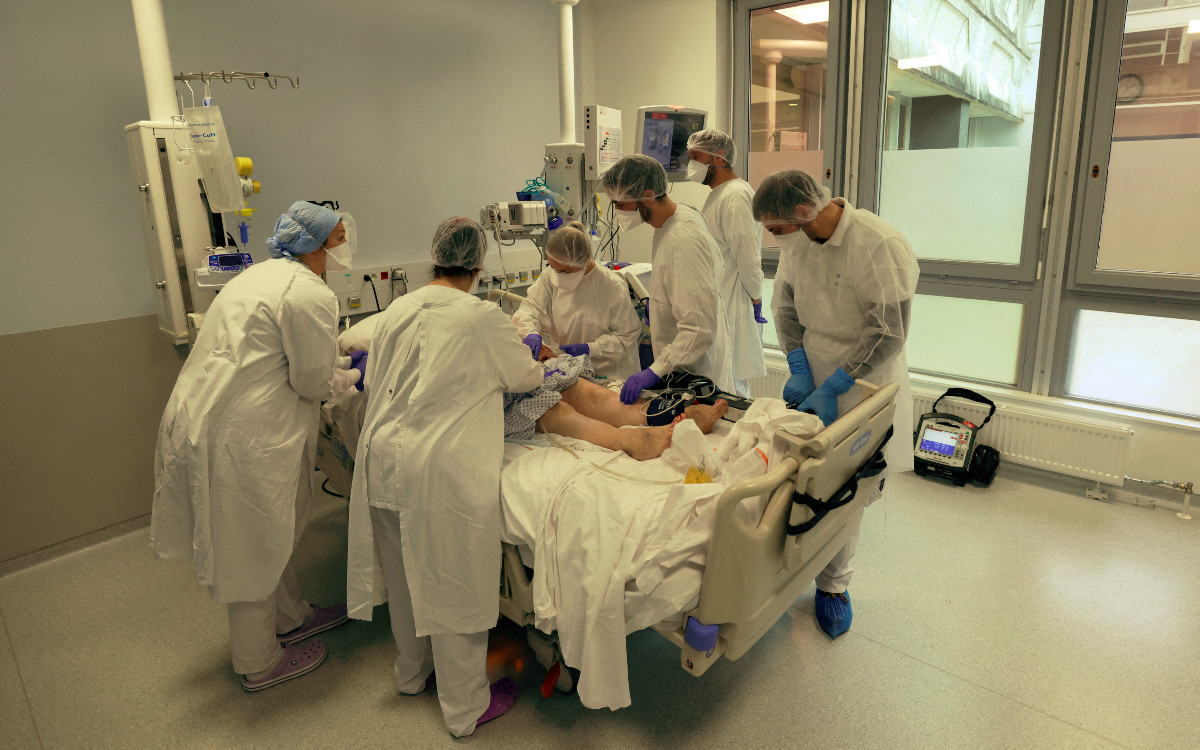 Francia anuncia prima mensual de 100 euros para enfermeras de cuidados intensivos