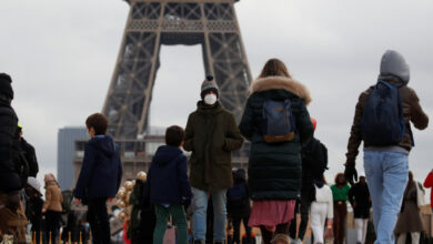 Francia cierra discotecas y amplía vacunación para enfrentar su quinta ola de Covid-19