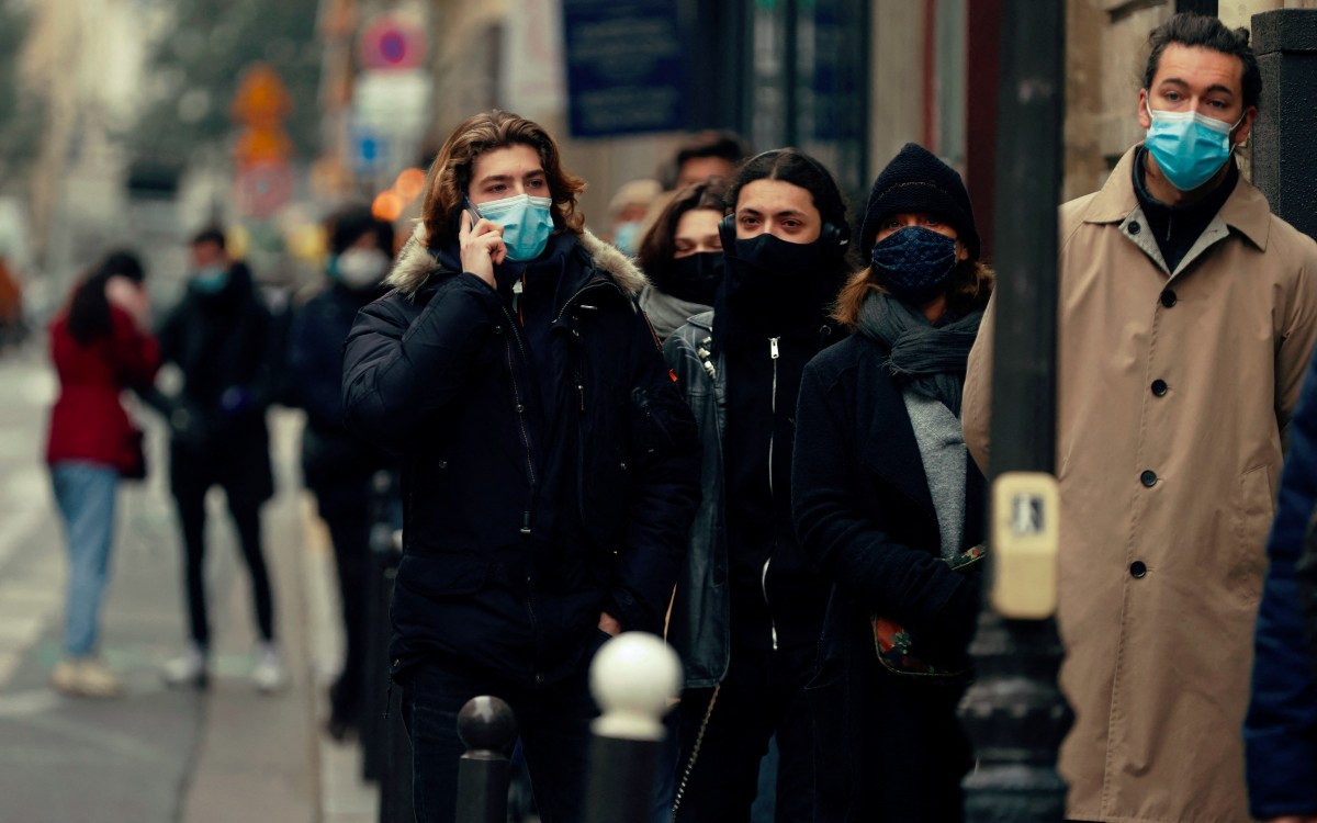 Francia supera por primera vez los 100 mil casos diarios de Covid-19