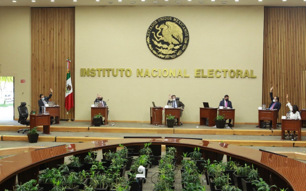 Frena Gutiérrez Luna denuncia penal contra consejeros del INE