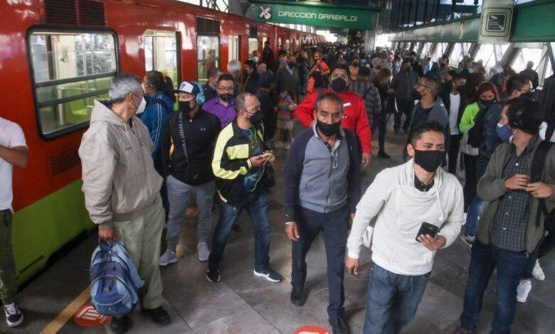 Hombre baja a las vías del Metro por su celular y muere electrocutado