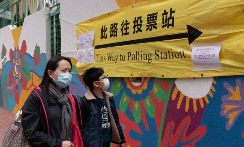 Hong Kong celebra sus primeras elecciones “solo para patriotas” con una caída de participación
