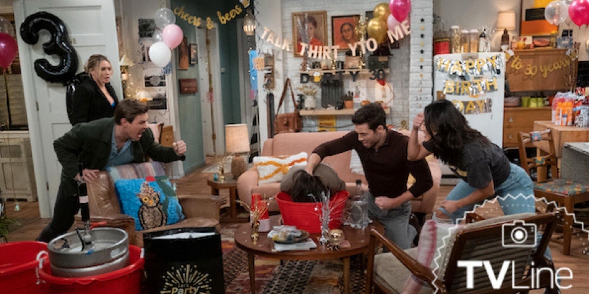 Imágenes de Cómo conocí a vuestro padre muestran travesuras al estilo HIMYM