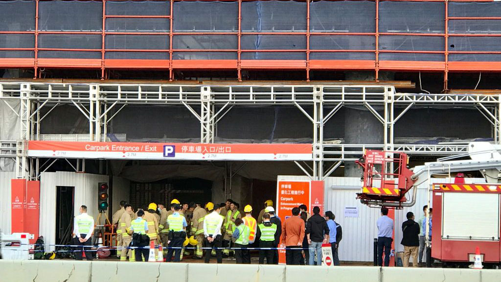 Incendio atrapa a cientos de personas en un edificio de 38 plantas en Hong Kong