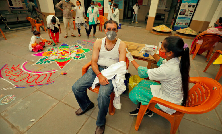 India aumenta su 'arsenal' contra Covid-19 con la píldora Merck y dos vacunas más