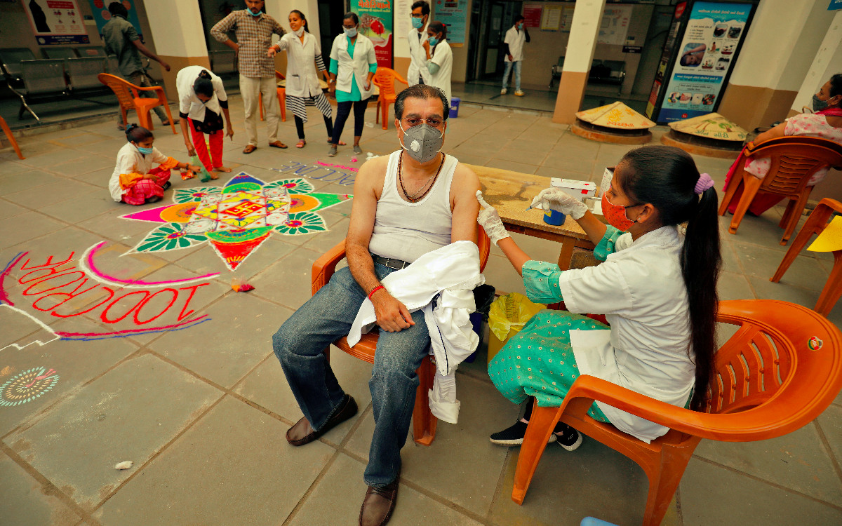 India aumenta su ‘arsenal’ contra Covid-19 con la píldora Merck y dos vacunas más