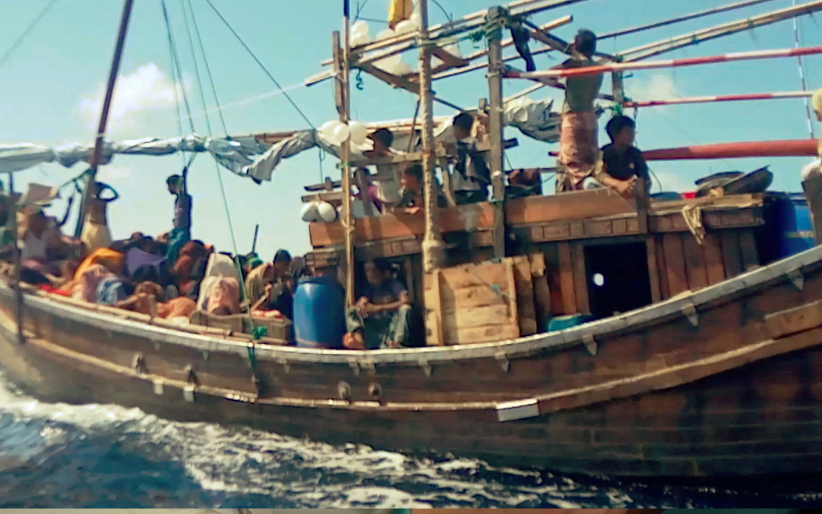 Indonesia dice que permitirá que rohinyás de embarcación varada soliciten refugio