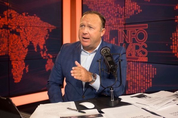 Infowars de Alex Jones es prohibido en la App Store de Apple