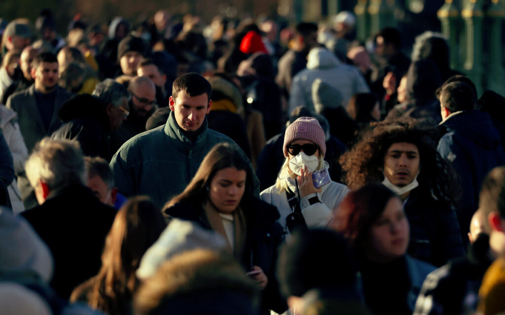 Inglaterra podría enfrentar ola de ómicron si no establece más restricciones