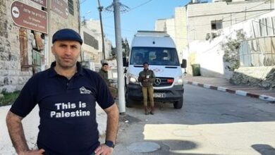 El activista palestino Issa Amro, el 26 de noviembre en un puesto de control israelí de Hebrón (Cisjordania) con cámaras de reconocimiento facial.