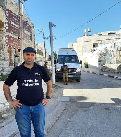 El activista palestino Issa Amro, el 26 de noviembre en un puesto de control israelí de Hebrón (Cisjordania) con cámaras de reconocimiento facial.