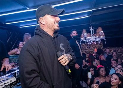 El cantante J Balvin, durante un concierto sorpresa en un bar en Medellín, este mes.