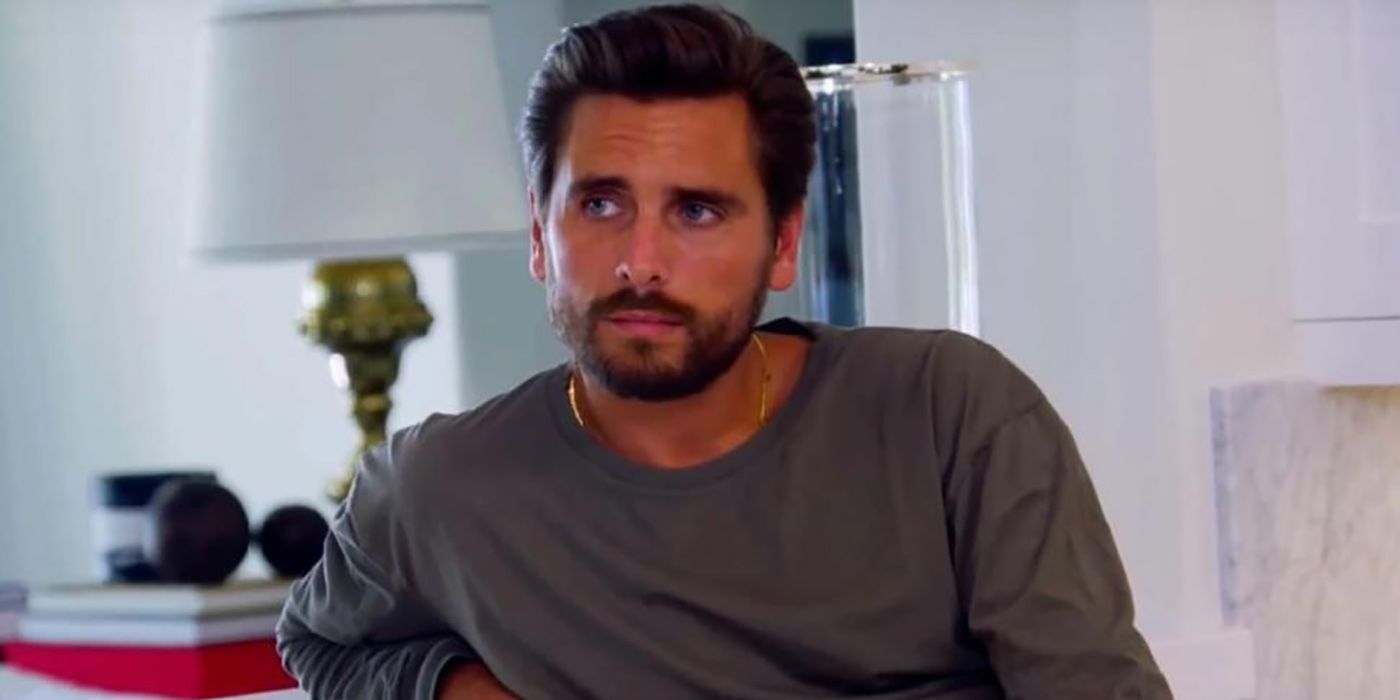 Scott Disick visita la playa el día de la boda de Kourtney Kardashian