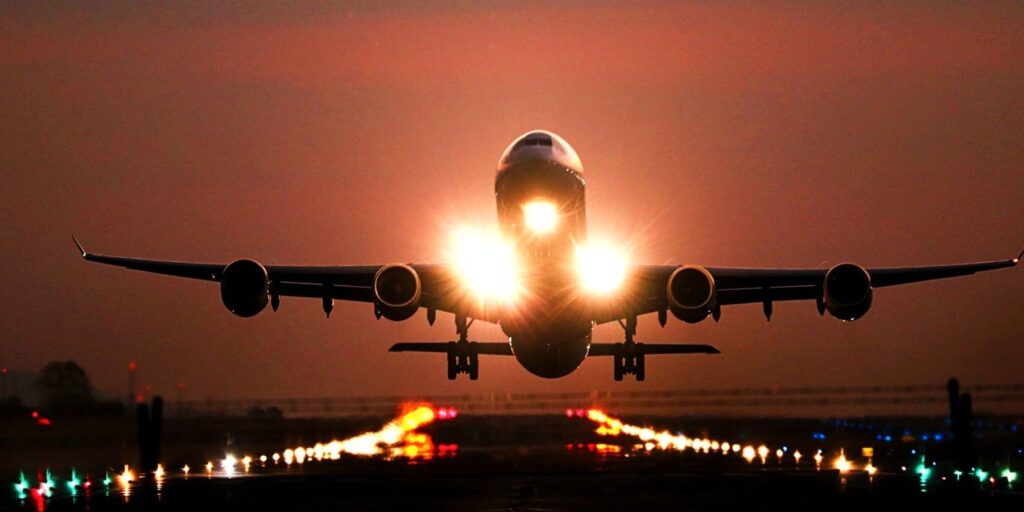 La FAA restringe los sistemas de radio utilizados para aterrizajes con mal tiempo debido a los temores de 5G