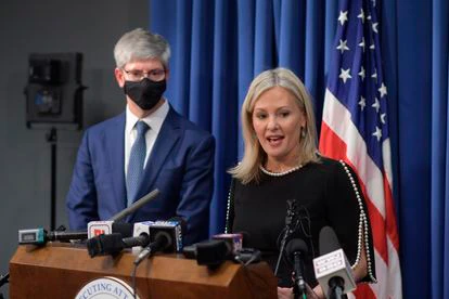 La fiscal de Oakland County, Karen McDonald, se dirige a la prensa en la mañana de este viernes en Pontiac, Michigan.