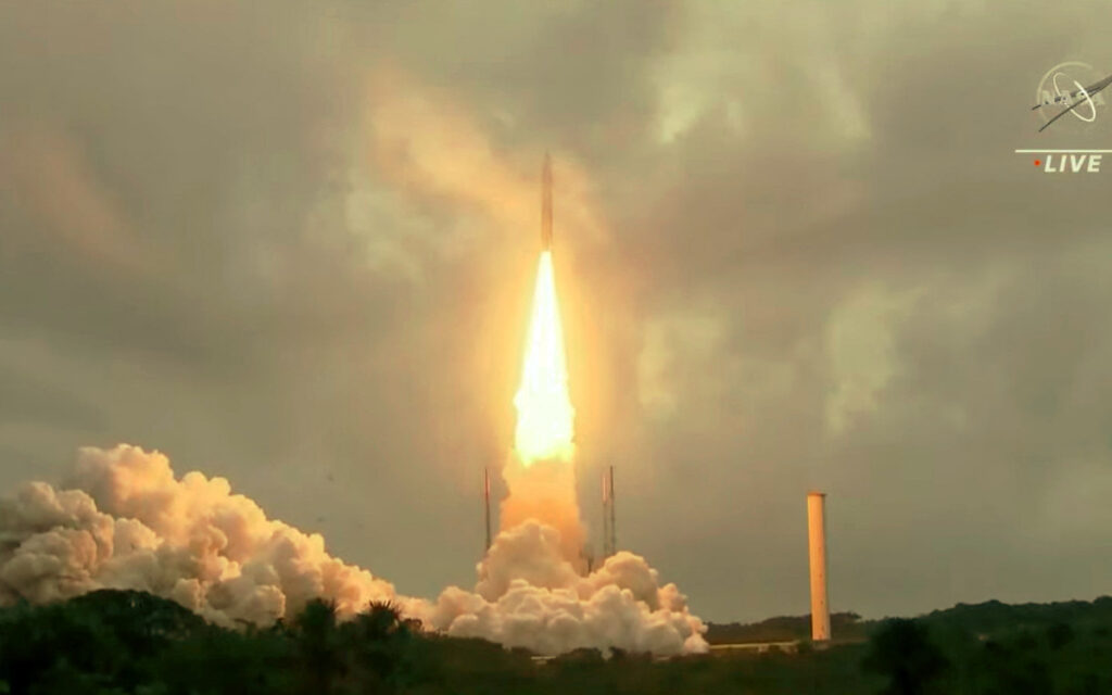 La NASA lanzó el telescopio espacial James Webb en una misión histórica | Video