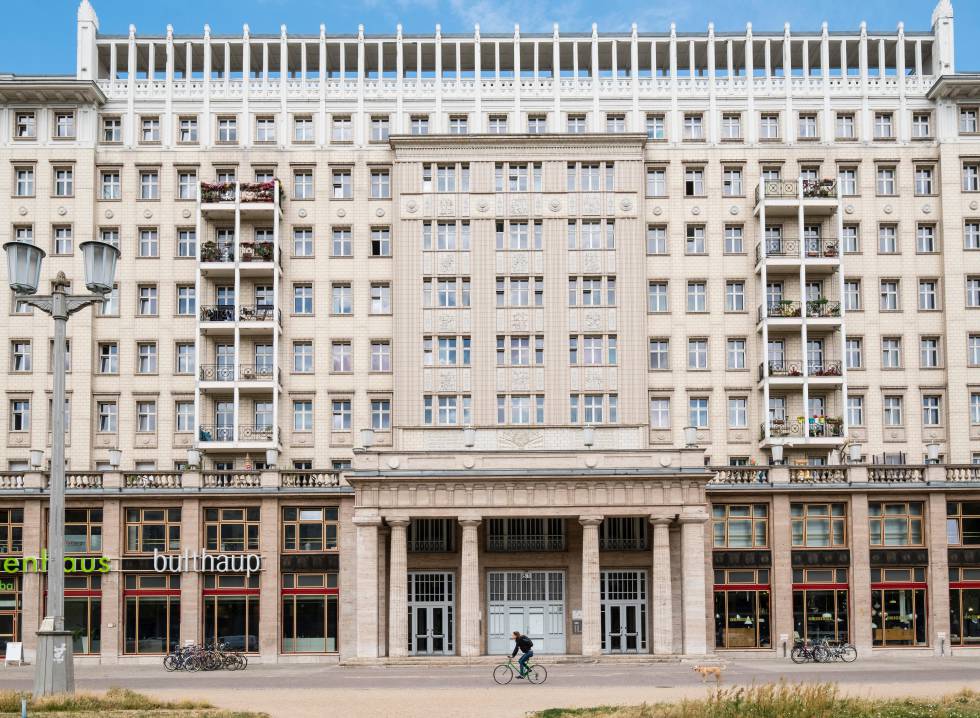 Un ciclista atraviesa un bloque de apartamentos en Karl-Marx-Allee, en Berlín.