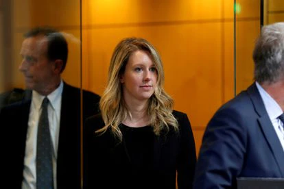 Elizabeth Holmes abandona la sala del tribunal de San José en julio pasado.