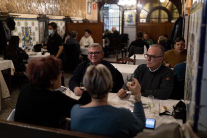 Comensales en el restaurante Can Culleretes,  de Barcelona, después de las últimas restricciones del Govern.