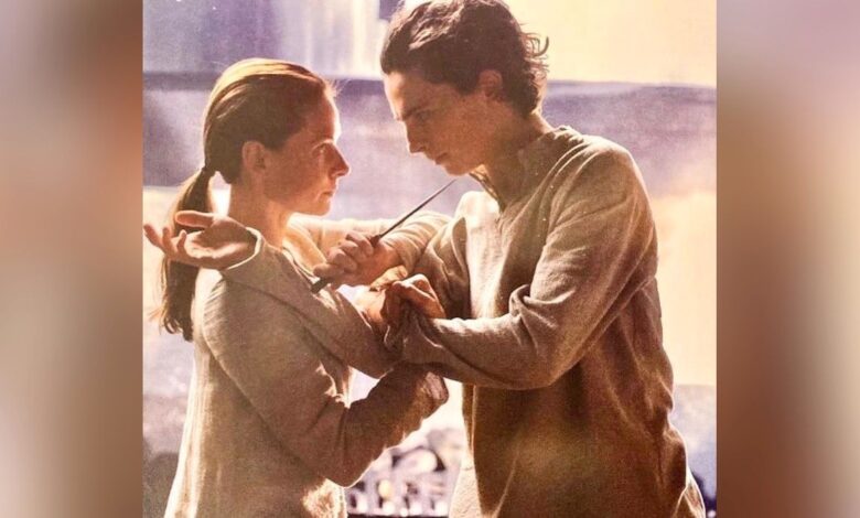 La imagen de la escena eliminada de Dune muestra a Lady Jessica sosteniendo un cuchillo en la garganta de Paul