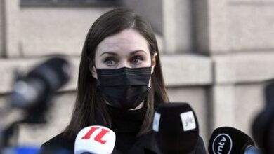 La primera ministra de Finlandia, Sanna Marin, responde a los periodistas, este miércoles frente al Parlamento en Helsinki.