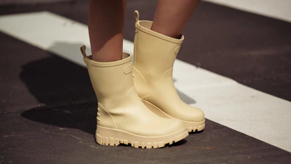Con el tiempo, las botas de agua se han refinado y es más fácil incluirlas en estilismos de todo tipo. GETTY IMAGES.