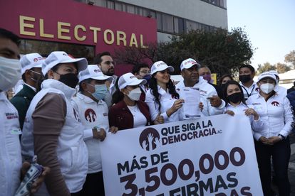 Voluntarios entregan este jueves cajas con firmas para la revocación de mandato al INE.