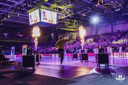 El portero del Nantes, Emil Nielsen, salta a la cancha contra el Chambéry ante 9.796 espectadores.