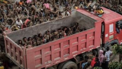 Soldados etíopes capturados por los rebeldes y trasladados en un camión hasta un centro de detención, el pasado 2 de junio en Mekele, capital de Tigray.