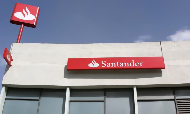 Matriz española controlará el 96.16% de Santander México tras recomprar acciones