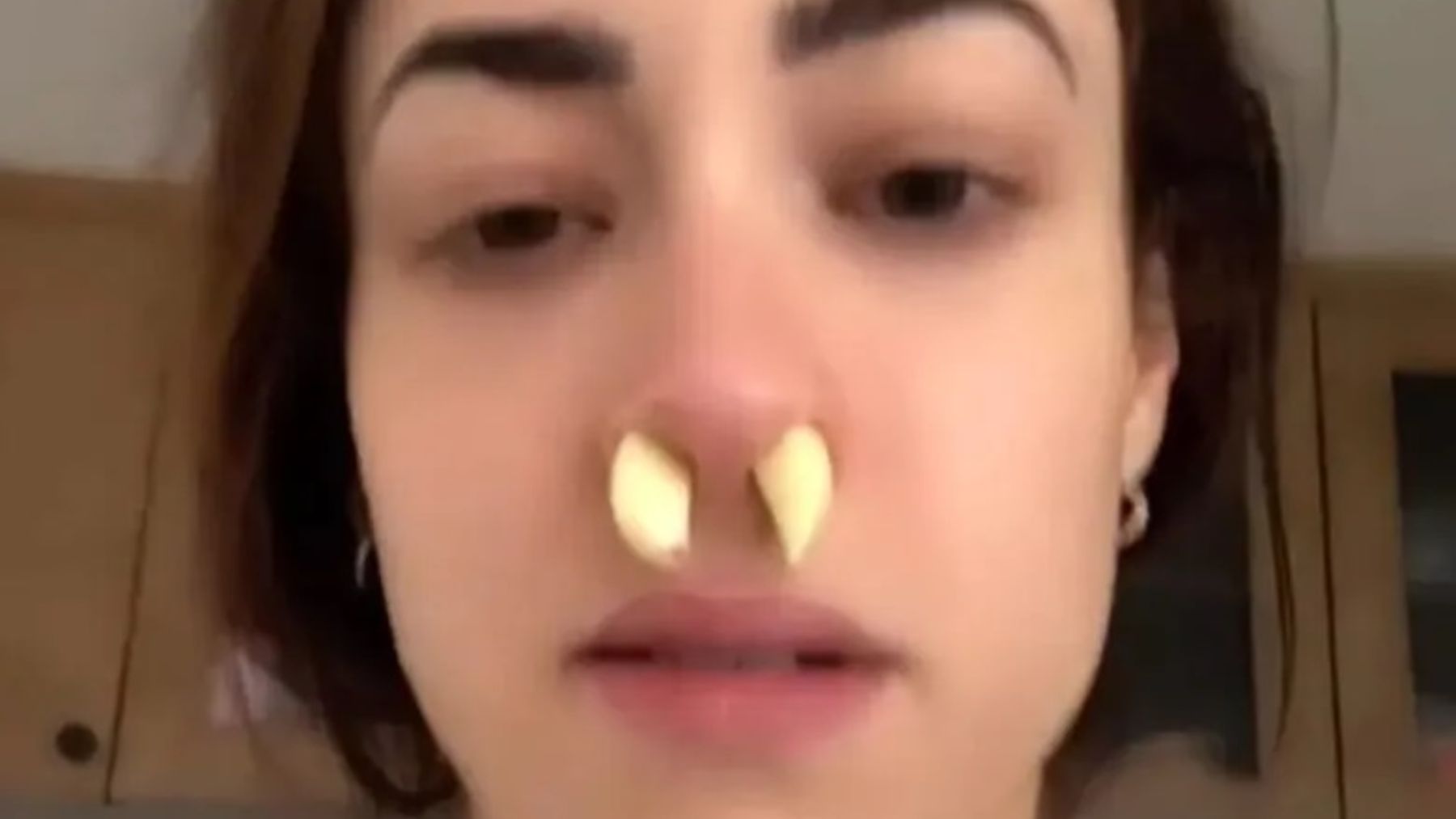 Médicos alertan de colocarse ajos para destapar los orificios nasales