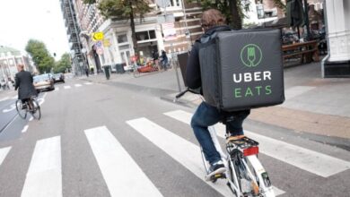 Mensajeros de UberEats Reino Unido en huelga por cambios salariales