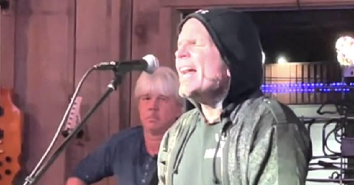 Mira a Jeff Hardy interpretar una versión en vivo de su tema de la WWE ‘No More Words’