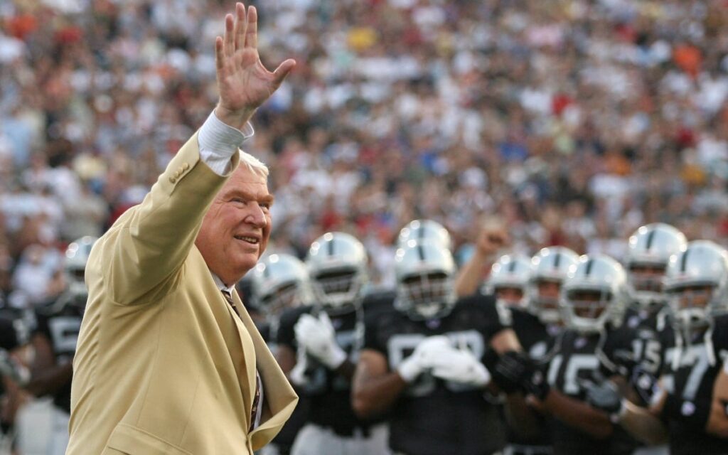 Muere John Madden, leyenda de la NFL, a los 85 años
