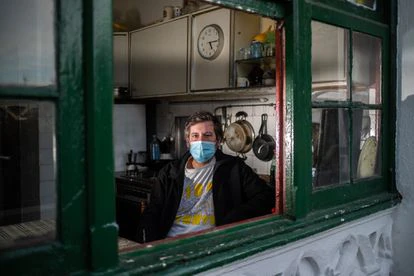 Pablo García Menéndez, en su vivienda de Pontevedra, donde pasará la Nochebuena solo, al dar positivo.